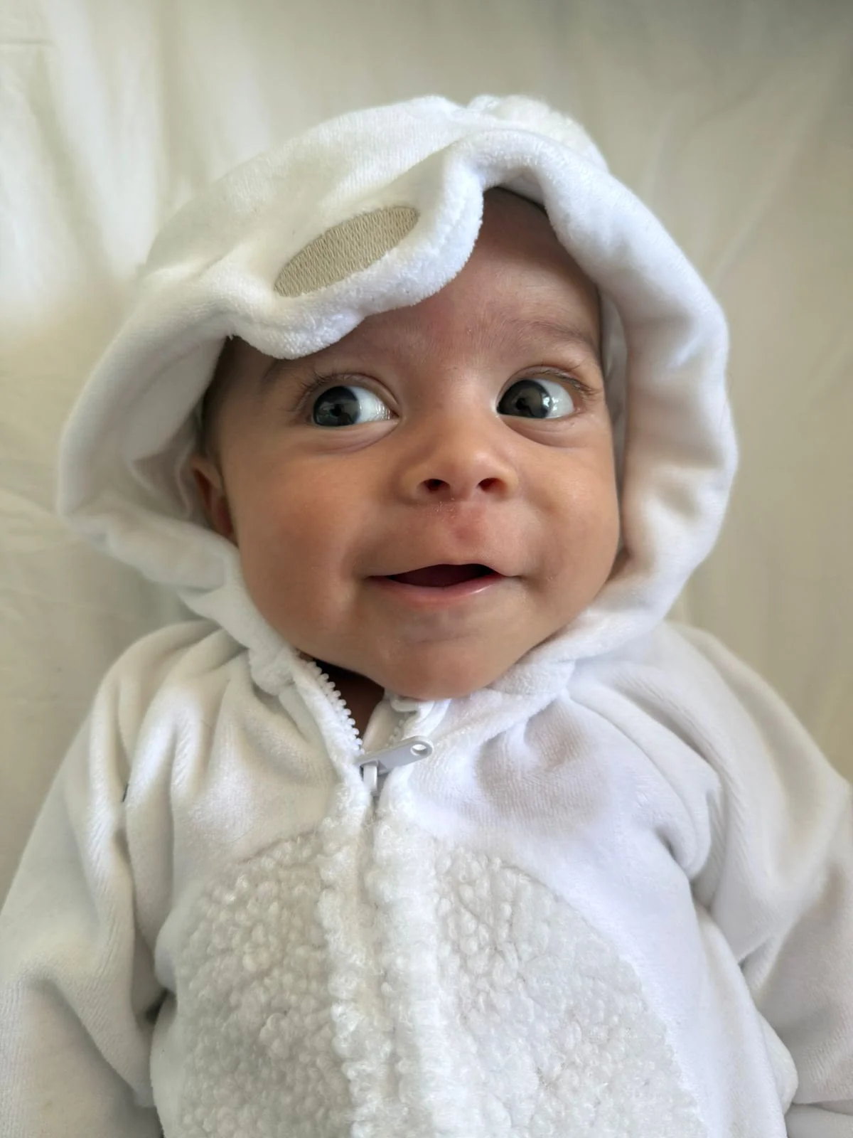Facundo con un traje blanco