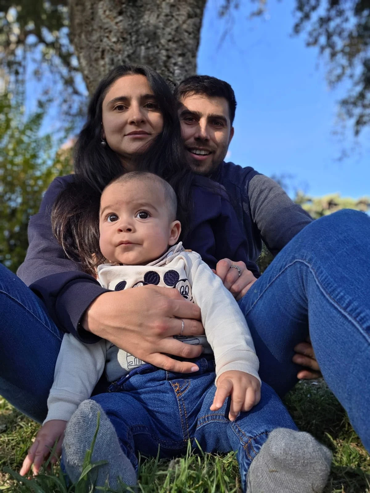 Facundo con sus padres en el parque